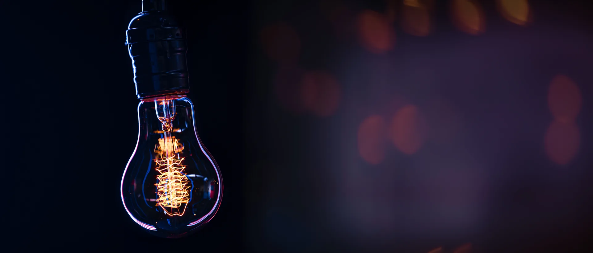 Lampe allumée dans la pénombre évoquant la consommation d'électricité aux heures de pointe
